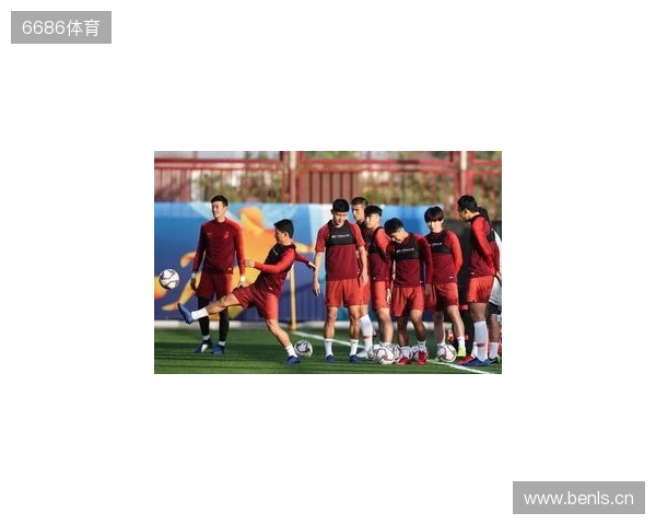 日本队全员集合备战麒麟挑战杯,前田大然“泡面头”抢眼 日本队全员集合备战麒麟挑战杯,前田大然“泡面头”抢眼